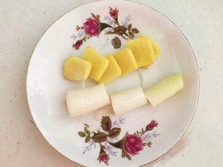 1、凉拌牛肚,大葱切成小段，鲜姜切成小片