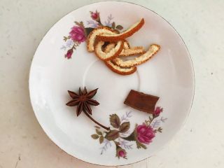 2、凉拌牛肚,陈皮3克，桂皮1块，八角1朵