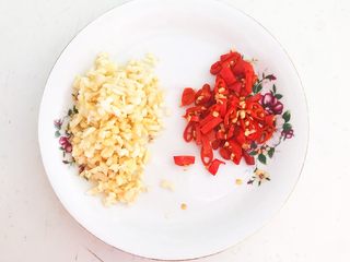 3、凉拌牛肚,大蒜切成末，小米辣切成辣椒圈