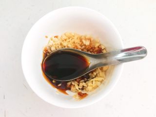 4、凉拌牛肚,加入1勺蚝油，1勺陈醋