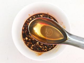 5、凉拌牛肚,加入1勺生抽，1勺芥末油