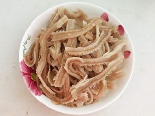 8、凉拌牛肚,在超市买的牛肚丝