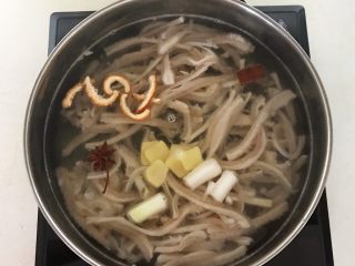 12、凉拌牛肚,加入陈皮，桂皮和八角，大火烧开后小火慢煮30分钟