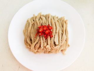 14、凉拌牛肚,把牛肚丝捞出来，放入盘中在牛肚丝上放入小米辣