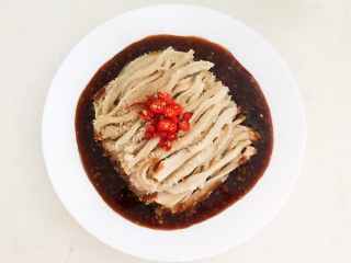 15、凉拌牛肚,加入调好的碗汁即可