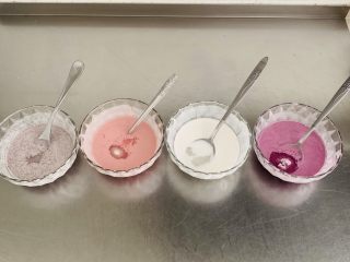 2、冰皮月饼,每一次加入50克的水、8克的糖、5克的橄榄油。