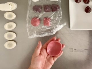 7、冰皮月饼,取面挤用手捏成边缘薄中间厚的面皮。