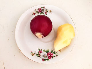 1、香辣肥牛,紫皮圆葱清洗干净，鲜姜削皮