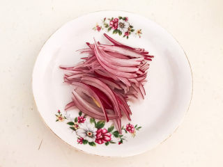 3、香辣肥牛,紫皮圆葱切成丝