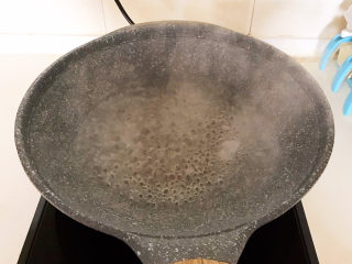 5、香辣肥牛,锅里加入冷水