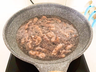 7、香辣肥牛,水开后焯水2分钟