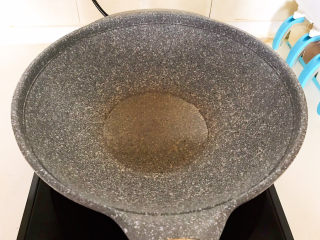 9、香辣肥牛,炒锅烧热后加入玉米油