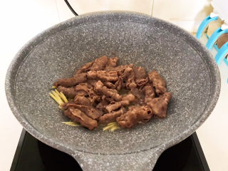 11、香辣肥牛,加入焯好的肥牛