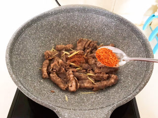 14、香辣肥牛,加入香辣辣椒粉