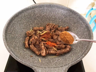 15、香辣肥牛,加入孜然粉