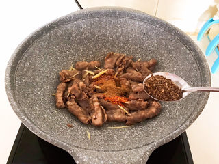 16、香辣肥牛,加入孜然粒