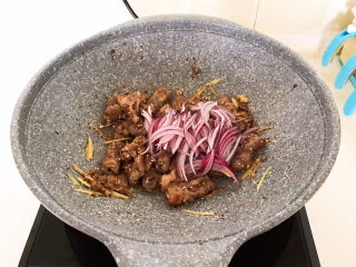 19、香辣肥牛,加入紫皮圆葱丝