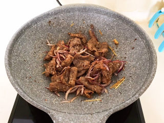 20、香辣肥牛,翻炒均匀