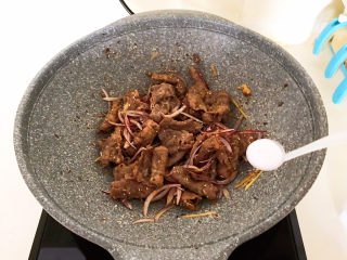 21、香辣肥牛,加入精盐调味