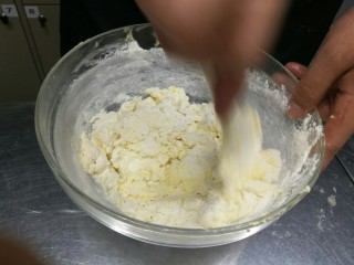 4、无人不爱的法式磅蛋糕,粉类倒入黄油糊中拌匀。搅拌刀从盆底大幅度翻拌，看不见粉类为止。忌过度搅拌，过度搅拌会起筋，造成蛋糕坚硬。