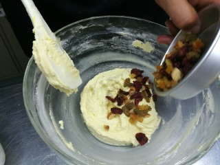 6、无人不爱的法式磅蛋糕,加入面糊拌匀，搅拌面糊光滑细腻状。