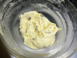 7、无人不爱的法式磅蛋糕,拌好的面糊细腻光滑，然后装入模具中。