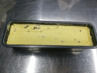 8、无人不爱的法式磅蛋糕,模具是21cm长*5.5cm宽的哦，正好做一条。把面糊装进去，中间凹，两边高。烤时中间会高起。将装好的模具敲几下，让底部空气排出。