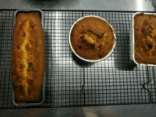 9、无人不爱的法式磅蛋糕,烤箱事先预热。入烤箱195度烤40分钟。烤10分钟时，开烤箱，用刀在中间划一刀。烤好后晾凉脱模。