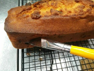 10、无人不爱的法式磅蛋糕,趁蛋糕温热时，刷上樱桃酒，让酒香渗入蛋糕中，香味更浓郁，口感更湿润。