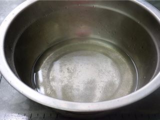 2、蓝莓水晶糕,盆中倒入白糖,再倒入开水将白糖溶解