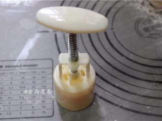 10、蓝莓水晶糕,压出糕点模型