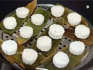 12、蓝莓水晶糕,蒸锅内放入适量清水,端午节没用完的粽叶铺在蒸架上防黏,将水晶糕摆好,遮上锅盖,大火蒸8分钟左右即可