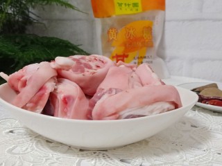 1、酱香猪蹄,买回来的猪蹄剁小段，先用温水清洗猪蹄的外皮外，还要翻开肉与骨头残留的杂质也要清洗干净。