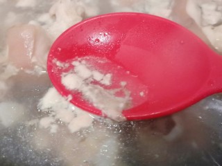 4、酱香猪蹄,水开后用勺子撇去多余的沫沫，猪蹄焯水主要是去除杂质、脏血等。