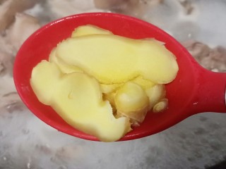 5、酱香猪蹄,撇去沫以后加生姜片8片、料酒2勺继续猪5分钟。焯水时间根据猪蹄的分量来决定时间的长短，一般起码都要5分钟以上。