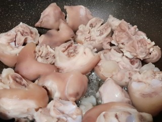 7、酱香猪蹄,锅里倒油、油温五成热下猪蹄煎一下。