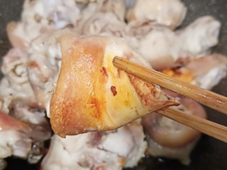 8、酱香猪蹄,煎到猪蹄两面焦黄（煎过的猪蹄外皮吃起来口感更好）