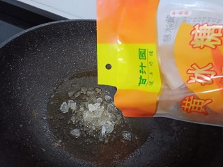 9、酱香猪蹄,煎好的猪蹄盛盘，留下的底油加入冰糖30克开小火慢慢化开。