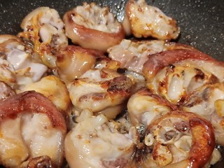 11、酱香猪蹄,迅速倒入猪蹄翻炒，均匀地裹上糖色。用冰糖来上色效果最好。