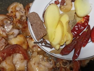 12、酱香猪蹄,猪蹄拨一边、下香料翻炒出香味。