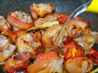 13、酱香猪蹄,加生抽与黄豆酱翻炒均匀，加开水入锅、水量可以跟猪蹄齐平（一定要开水，不然煎好的猪蹄一下淋入冷水，猪蹄外皮就成“虎皮”一样，口感就不软糯了）