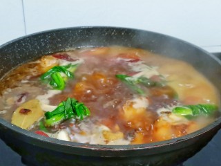 14、酱香猪蹄,开大火煮开，加葱结开中小火炖煮45分钟。