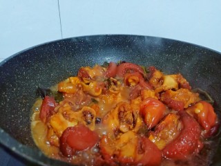 15、酱香猪蹄,炖至猪蹄软烂、加一勺盐一勺鸡精调味、开大火收汁即可。