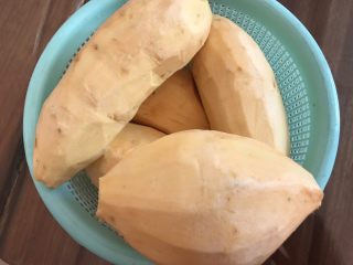 8、番薯汤圆糖水,番薯清洗干净，去皮。