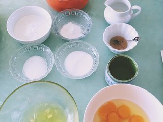 1、【网上厨房独家】丸久小山园名物蛋糕卷—复刻,准备好原材料。7g抹茶粉过筛，低粉、玉米淀粉过筛，3种粉混合均匀过两遍筛。3g抹茶粉过筛备用。