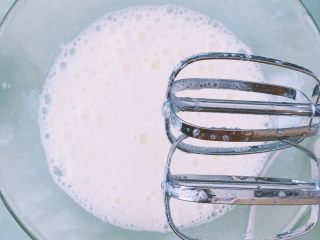 4、【网上厨房独家】丸久小山园名物蛋糕卷—复刻,电动打蛋器低速蛋白打发粗泡时加第一次细砂糖