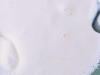 5、【网上厨房独家】丸久小山园名物蛋糕卷—复刻,电动打蛋器中速蛋白打发至细泡时加第二次细砂糖