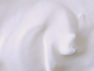 6、【网上厨房独家】丸久小山园名物蛋糕卷—复刻,电动打蛋器中速蛋白打发至刚刚出现纹理加第三次细砂糖