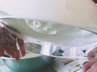 7、【网上厨房独家】丸久小山园名物蛋糕卷—复刻,电动打蛋器高速打发至湿性转中速打发直至干性发泡倒扣容器也不会滴落的状态。