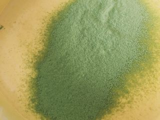 11、【网上厨房独家】丸久小山园名物蛋糕卷—复刻,分两次均匀的筛入混合的粉类，翻拌均匀，可以采用小岛老师的手法，至少60-80下，否则很难拌匀。